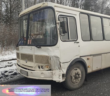В Шуйском районе в рейсовый автобус врезалась «Газель»